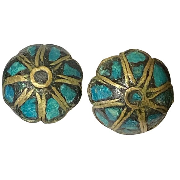 .75" x .75" Vintage Indian Clip-On Earrings Crushed Turquoise & Silver Floral De - Picture 1 of 13